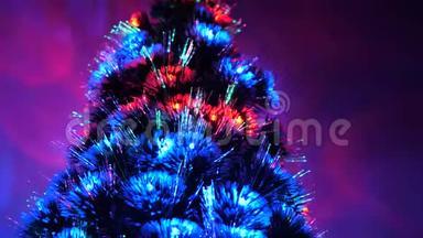 房间里有一棵漂亮的圣诞树，装饰着一个发光的花环和一颗星星。 新年。 圣诞树，节日快乐